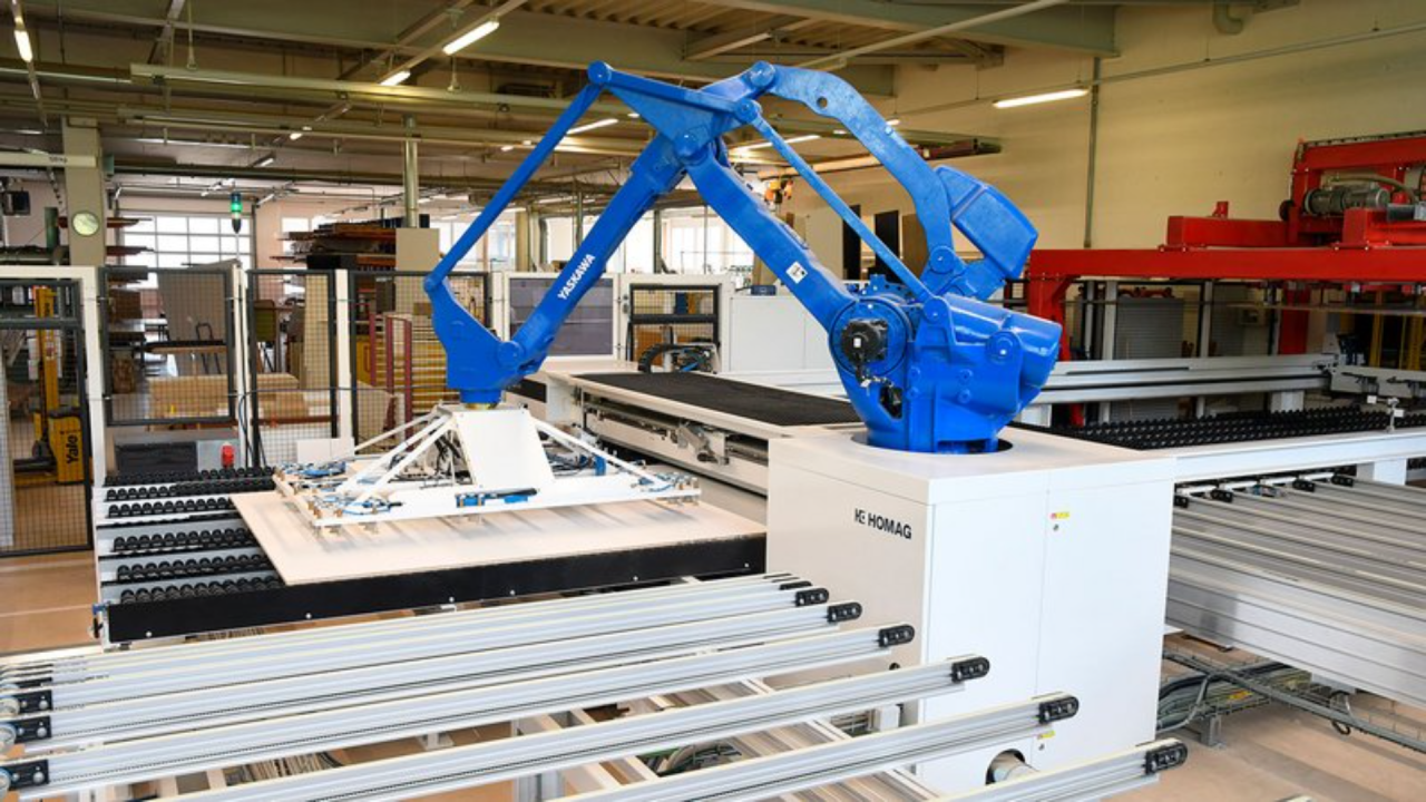 Die robotergestützte Plattenaufteilsäge SAWTEQ B-320 flexTec ermöglicht individuelles Aufteilen und auch Nachschnitte ohne Limit 