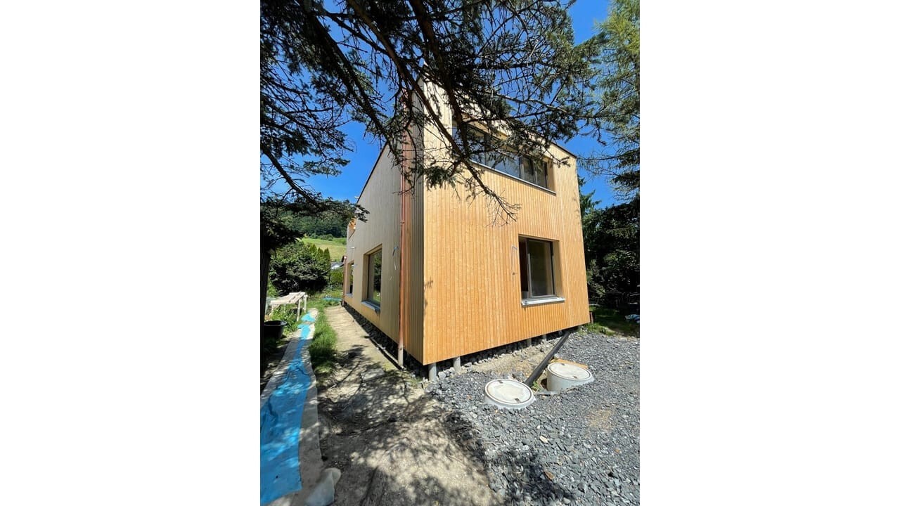 Vue de la construction modulaire en bois achevée sur des fondations vissées